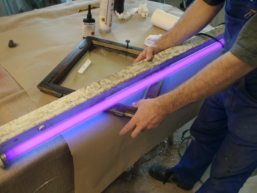 Verkleben eines Sprunges in der Glasscheibe mittels UV-Licht-aush�rtendem Klebstoff